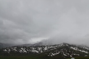 云雾缭绕的雪山景致