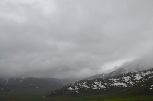 云雾缭绕的雪山景色