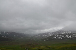 阴云下的山间草原景色