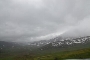 云雾缭绕的山峦景色