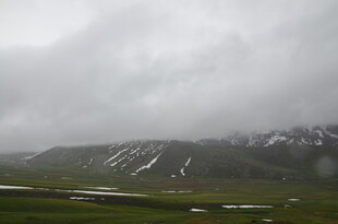 云雾缭绕的雪山草原风光