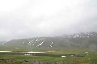 云雾缭绕的山间草原景色