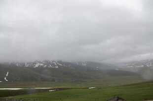 草原上的云雾缭绕山峦