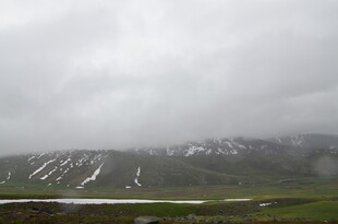 阴天雪山下的开阔景致