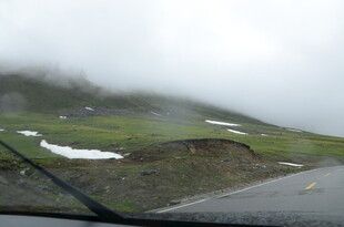 雨中驾车所见山间景色