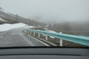 雾中行驶的公路景象