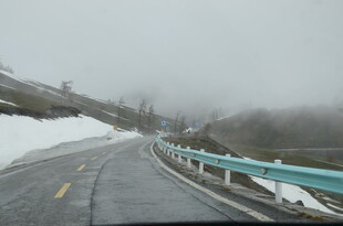雾中雪路行车景象