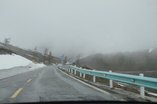 雾天行驶中的公路景象