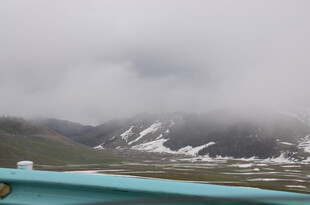 云雾缭绕的雪山远景