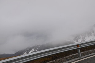 云雾缭绕的公路护栏景观