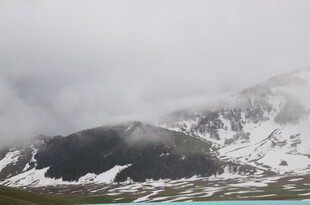 雪山云雾缭绕的壮美景观
