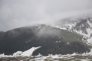 雪山云雾缭绕的壮美景色