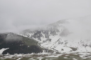 雪山云雾缭绕的壮美景观