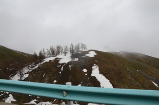 山间云雾缭绕的雪景