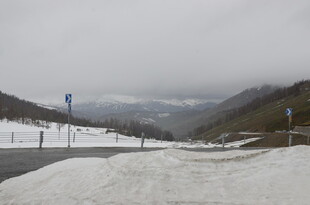雪后山间道路雪景