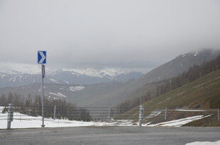 雪后山间公路景象