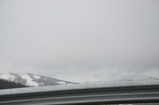 车窗外的雪山风景