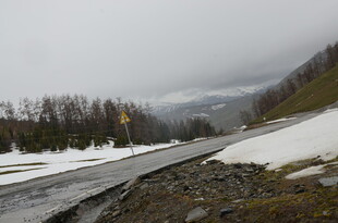冬日山间公路雪景