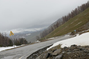 山间积雪公路警示场景