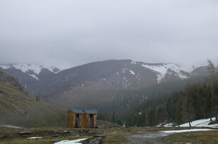 雪山下的古老建筑