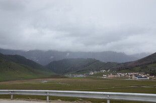 山间公路旁的村落景观
