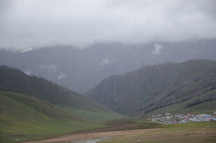 云雾缭绕的山间景色