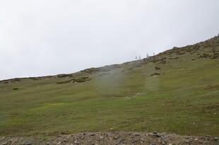 山间草地升腾的渺渺雾气