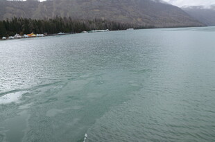 宁静湖水与远处山峦