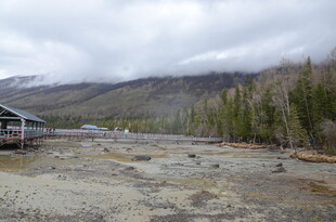 山间空旷场地与木屋景观