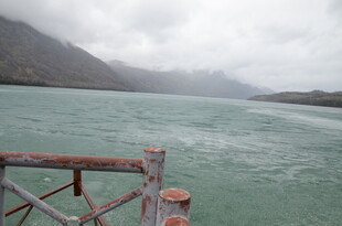 湖畔栈桥边的宁静湖景
