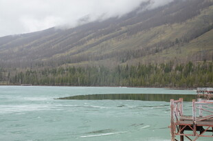 湖畔风光 朦胧山色与栈桥