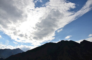 蓝天白云下的巍峨山脉