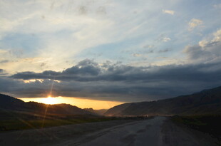 夕阳下的山间公路美景