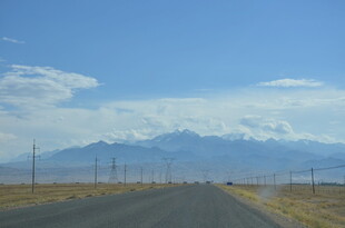 旷野公路与远方雪山美景