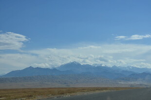 旷野远山蓝天美景