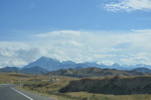 公路伸向远方的壮丽山景