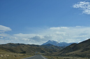 公路延伸向远方山脉