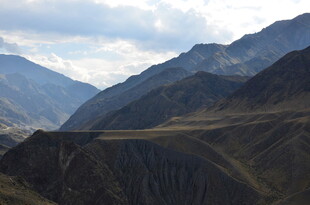 壮丽山景 展现自然雄浑之美