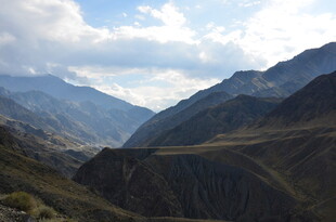 壮丽山景 蓝天白云添秀色