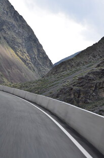 蜿蜒山间公路景色