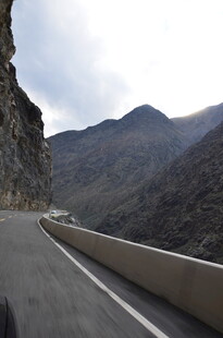 蜿蜒山间公路风景