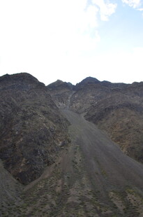俯瞰山间蜿蜒道路
