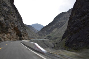 蜿蜒山间公路美景