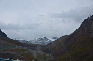 山间云雾缭绕的壮美景色