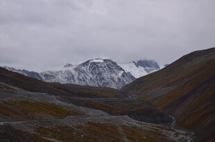 雪山下的多彩山峦