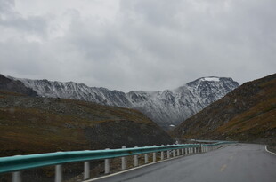 山间公路 云雾缭绕的美景