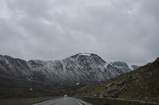 山间公路 云雾缭绕的雪山
