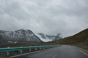 公路边的雪山壮丽景致