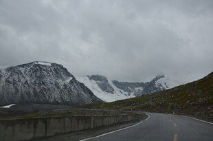 蜿蜒山路旁的壮丽雪山