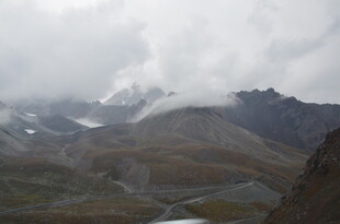 云雾缭绕的壮美山脉